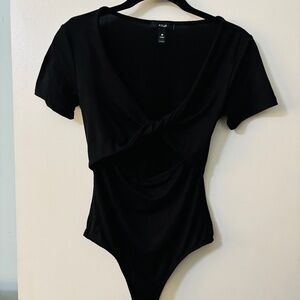 AQUA V-neck Black short-sleeve twisted cutout bodysuit.